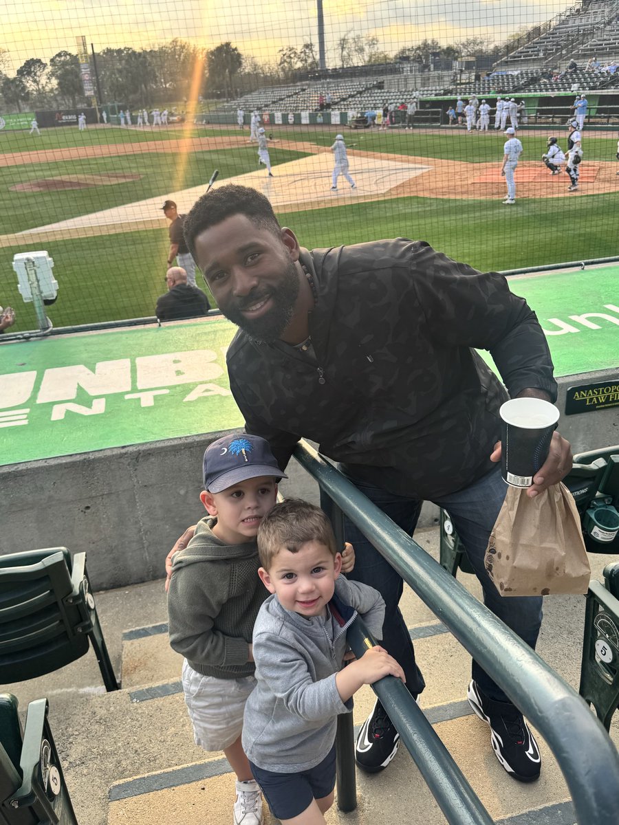 bastudebaker's tweet photo. My boys met the legend today, @JackieBradleyJr https://t.co/xSYSgs12cD