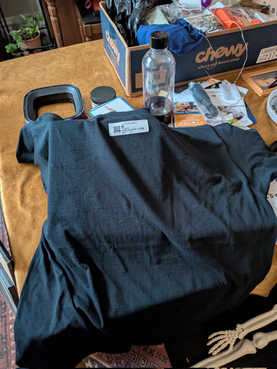 DannyDaviesJr's tweet photo. @InternetTodayTV I tried to order your Facemelter T-shirt, but got this blank, black one.... What do I do? https://t.co/kQc4H2RRrf