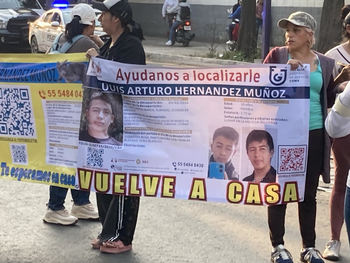 MarcoRamirezDip's tweet photo. En este momento estamos bloqueando la avenida Tláhuac a la altura de la Lear para exigir que @ClaraBrugadaM reciba a los papás de Luis Arturo extraviado desde hace 6 días, y hoy en la fiscalía le dijeron a su mamá que regresara hasta el próximo martes a ver si tenían alguna infor https://t.co/SHFkngDuUE