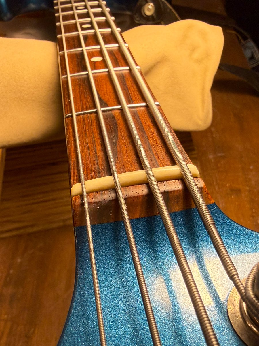 高校生時代のバンド仲間のベースをリペア。
ステンレスのスモールサイズにてフレット交換行いました。
まさか高校の学園祭ライブで見ていた彼のベースを20年越しにリフレットするとは！