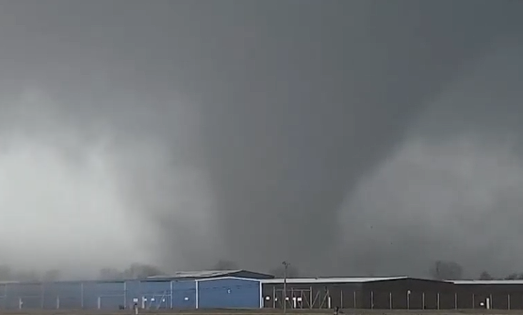 TheOfficialMrA1's tweet image. Violent stovepipe in progress, Kanakee, #Tornado