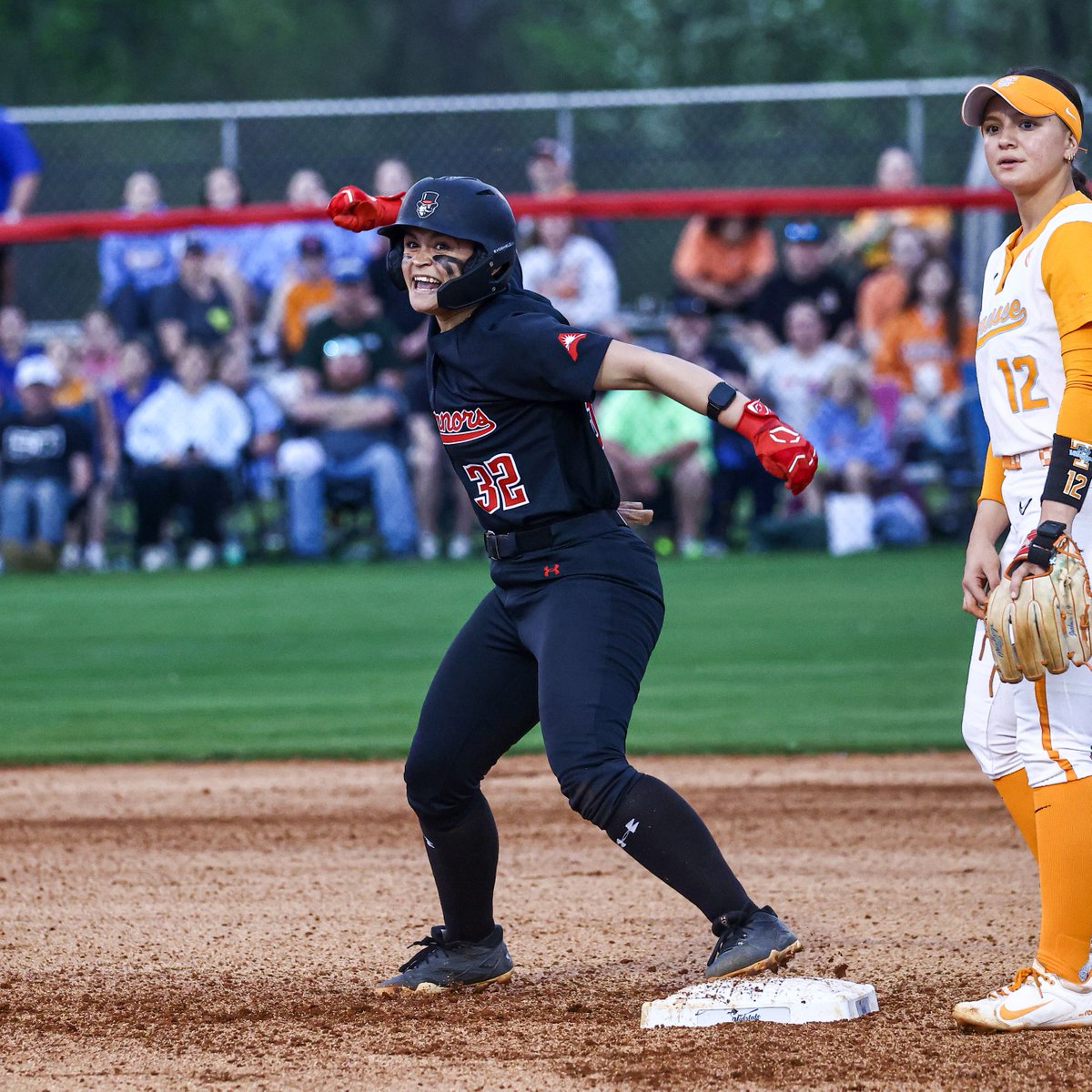 GovsSB's tweet photo. WE'VE GOT A TIED BALLGAME! 🎩🥎

Burns drives in Shelander on an RBI double to tie us at one midway through the fourth!

M4 | #Team41 1, #1 UT 1 https://t.co/w68DxvyNcO
