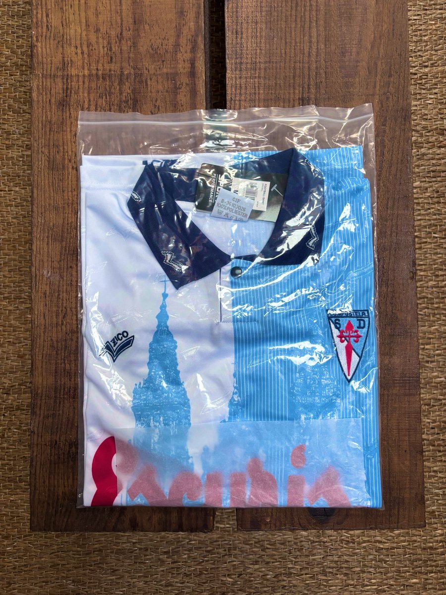 Al_Blanco's tweet photo. Como van os chinos. Estou flipando. A miña camiseta dos 90's agaseilla a meu irmán, a que me queda do fútbol base é co parche de Mahía, dos 5 anos no 1º equipo quedei case sen ningunha de agasallalas... merquei isto a 🇨🇳 e é tal cal. Incluso escudo de tela, LFP integrado... https://t.co/O3sIA4e1NI