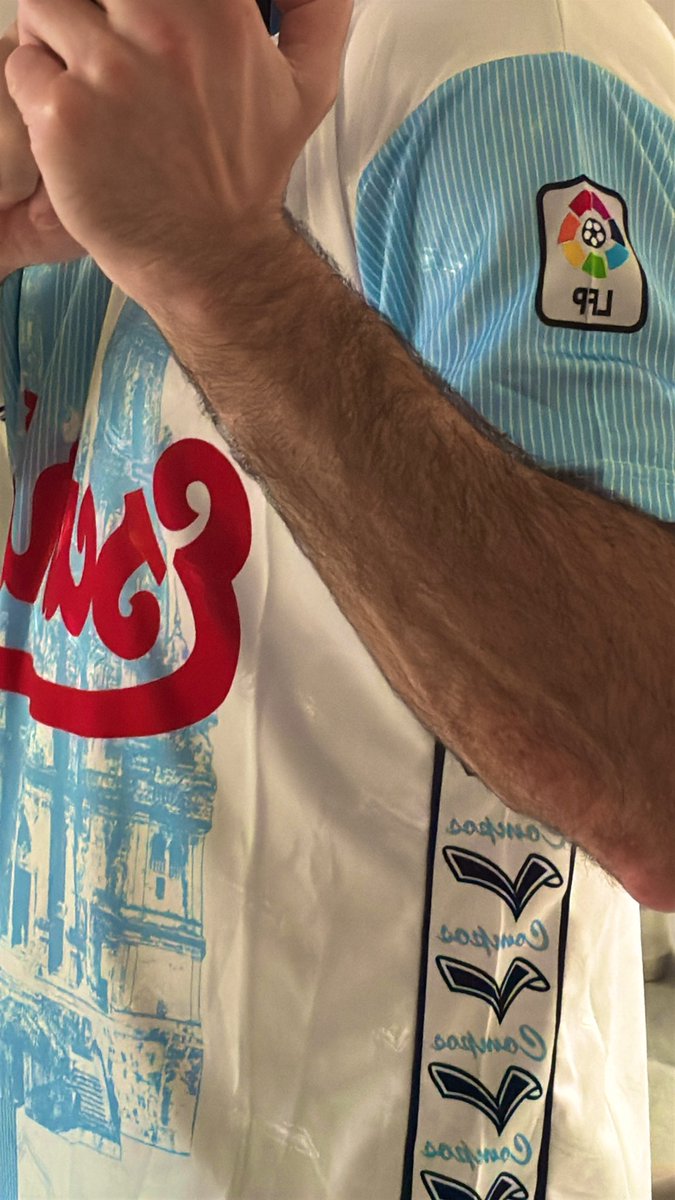 Al_Blanco's tweet photo. Como van os chinos. Estou flipando. A miña camiseta dos 90's agaseilla a meu irmán, a que me queda do fútbol base é co parche de Mahía, dos 5 anos no 1º equipo quedei case sen ningunha de agasallalas... merquei isto a 🇨🇳 e é tal cal. Incluso escudo de tela, LFP integrado... https://t.co/O3sIA4e1NI