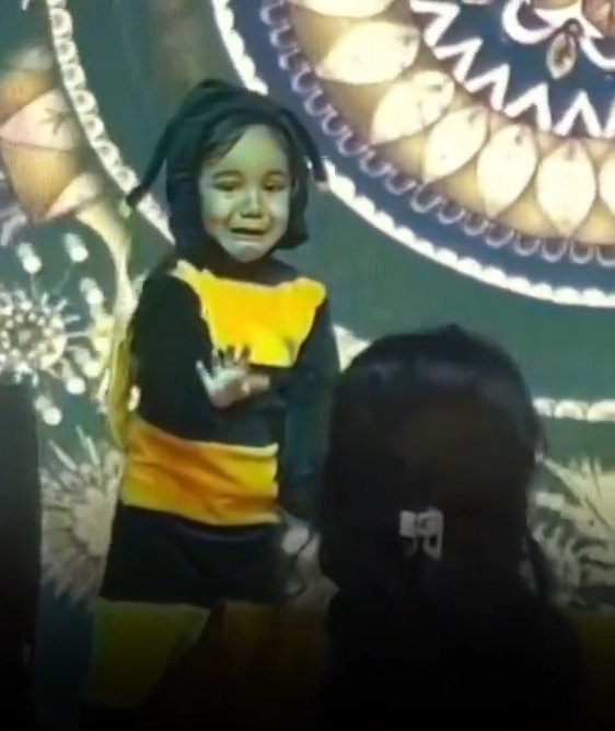 मां को देखकर बच्चों के हौसले बुलंद हो जाते हैं

 यह छोटी सी बात कितना बड़ा प्यार छुपाए बैठिए स्टेज पर खड़ी है अपनी पहली परफॉर्मेंस लेकिन डर लगा

 फिर बस एक नन्ही आवाज में बोली मम्मी पास आ जाओ ना यही खड़ी रहो

 बस इतना कहते ही पूरा दिल पिघल गया क्योंकि बच्चे को पता है मम्मी पास है