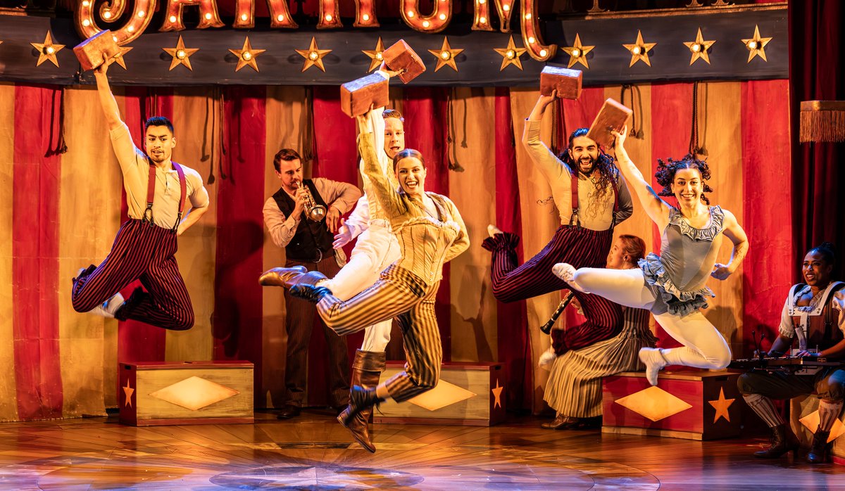 whatsonchuck's tweet photo. Review: Barnum: https://t.co/NDtr2kbZeB https://t.co/9qVxuKmMbW