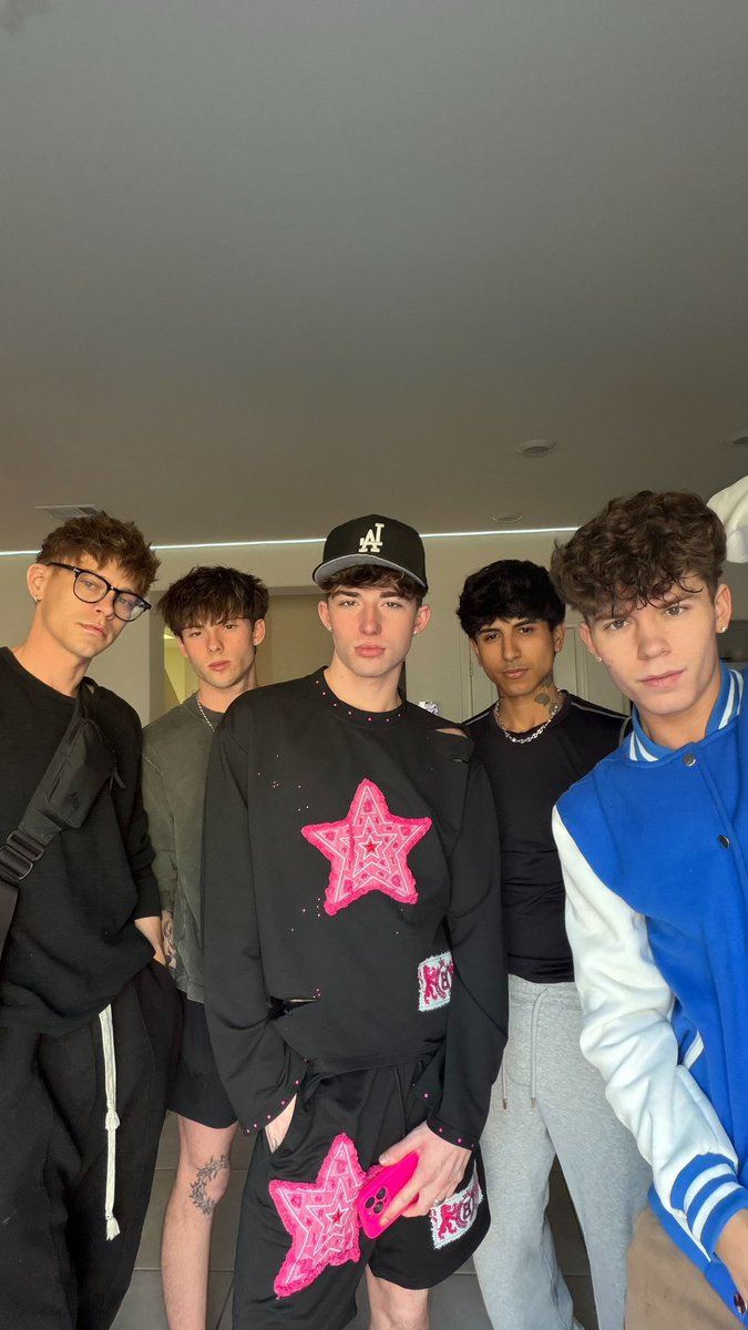 Drake Von ✩ tweet media