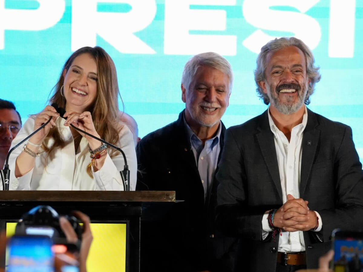 diegoescamillam's tweet photo. ¿Por qué será que el "centro" siempre está más cómodo con la derecha? https://t.co/t3JYvsaSyj
