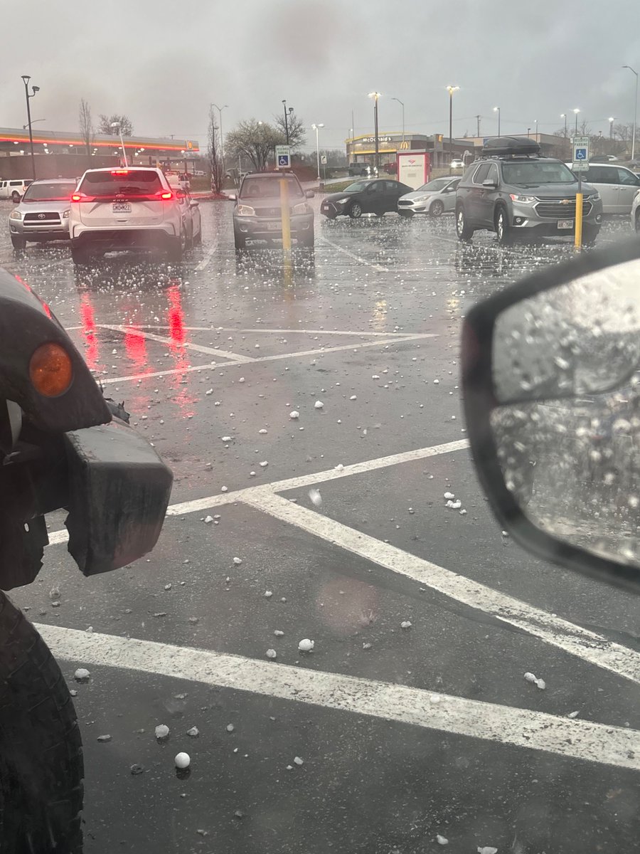 TMax_88's tweet photo. @KCTV5 Parkville off 64th street! https://t.co/b9uS9kQYKn