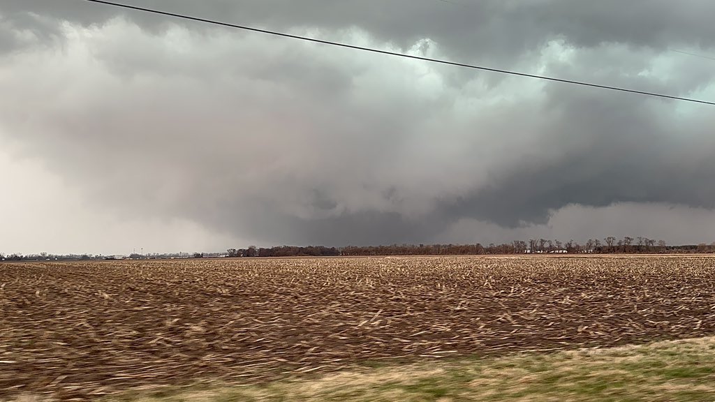 Monster tornado south of Kankakee Illinois #ILwx