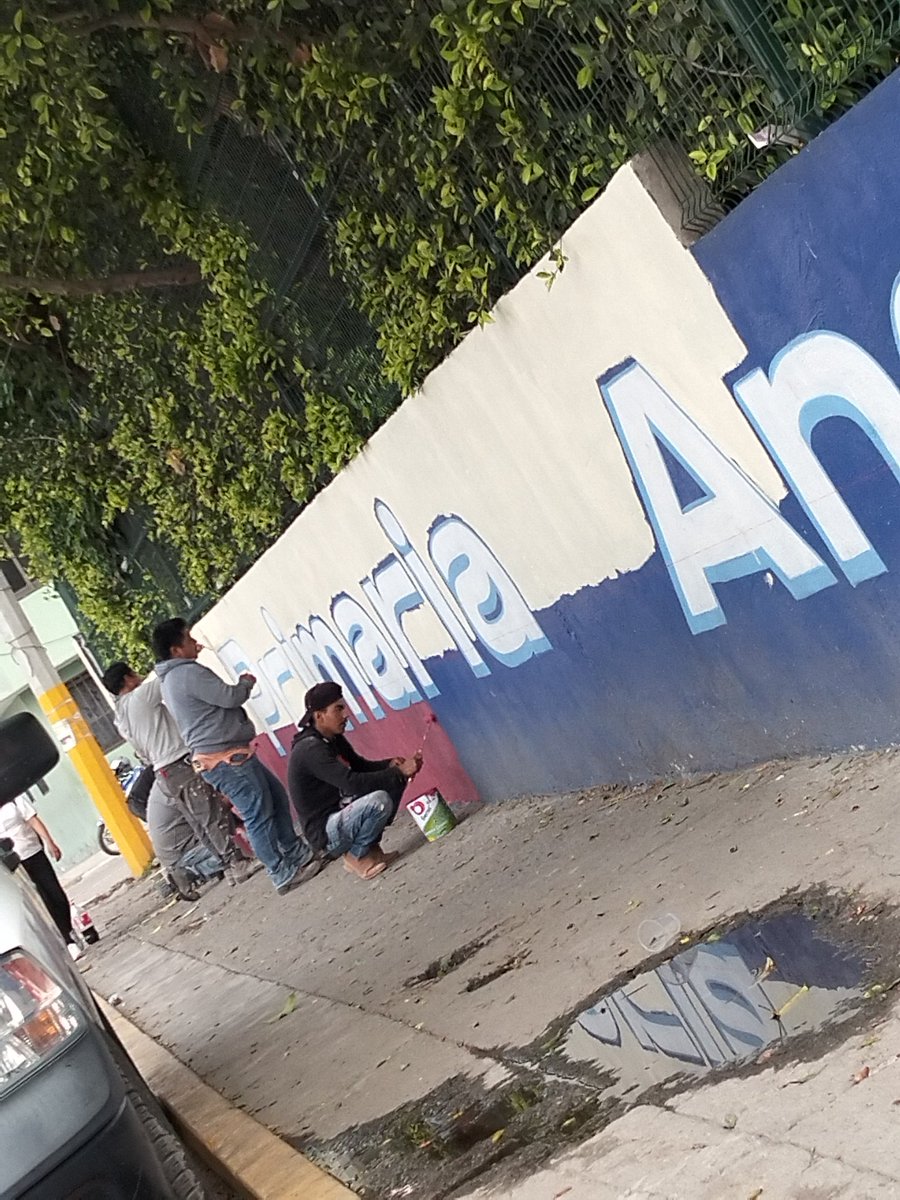 La escuela donde va mi hijo, que lleva más de 50 años de existencia sus colores institucionales son blanco y azul y toda la vida ha estado pintado así, pues el gobierno de <a href="/azucenacisneros/">Azucena Cisneros</a> en Ecatepec 
decidió pintar la barda  con los colores de morena..por?