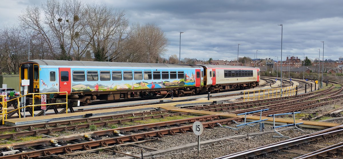 Guard_Amos's tweet photo. This part will get @TomDearlove1 going. A @tfwrail #MEGATRACTION helping  #AT6 formed of #Leyland153568+#Leyland153327 #BREL158823+#BREL158832 and #BREL158840 are all seen at Shrewsbury https://t.co/OzcRh9TZPL