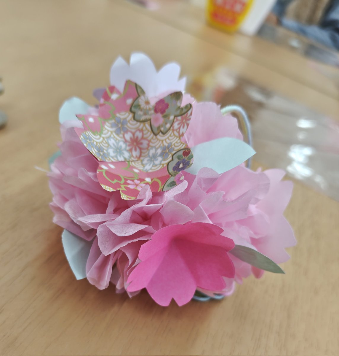 mahora9031's tweet photo. 昨日は、月に1回の
認知症カフェのお手伝い😊

体操をして身体が温まってから手作業
指先わ使う細かい部分は、誰も喋らず…必死に頑張りましたね🤭

可愛い🌸作品ができました✨

#認知症カフェ https://t.co/CNykm5Aki3