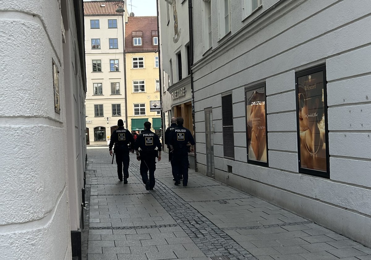 Written by Eric Roth (who penned Forrest Gump and The Insider) and Tony Kushner (who is the author of Angels in America, arguably the best American play of my lifetime, and who is not related to Jared), and directed by Steven Spielberg (who is Steven Spielberg), MUNICH is a 2005