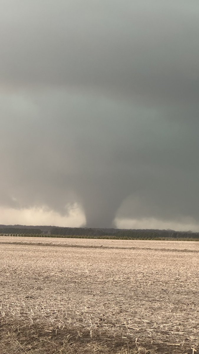Stupercell's tweet photo. LARGE TORNADO OTG!!! @NWSChicago https://t.co/EmPcRJ6YyB