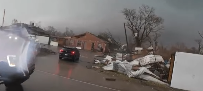 TheOfficialMrA1's tweet image. Noticable damage observed, tornado is approaching kankakee river. #Tornado