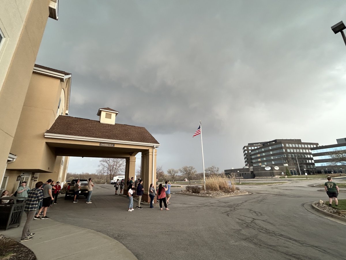 tpsilas18's tweet photo. When a conference of 100+ meteorologists gets a severe thunderstorm warning #mowx https://t.co/E75C7Oe5gW