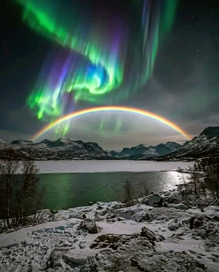 A Lunar Triple-Threat: The Night the Moonbow Met the Aurora Date