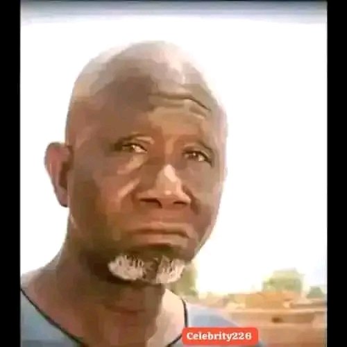 KingMassLiberal's tweet photo. Il est vrai qu'il y a plusieurs gardiens au Sénégal. 

Et, Cheikh Bara Ndiaye serait-il le gardien du Palais ?

On dirait qu'il est au courant de tout ce que fait le Président Diomaye Faye, même les secrets de ses audiences. 

Comme une machine à tout dire sans rien dire, il bénéficie d'une antenne illimix à Sans Limites. 
Lui, il ne donne jamais de fausse nouvelle, il ne commet jamais d'offense au chef de l'État. 

Et,Azoura, il peut injurier qui il veut, même le Président, mais lui seul qui dispose d'un statut de " fou heureux érigé en roi public ". On apprend aujourd'hui qu'il a percuté un compatriote à la médina. 
(Prompt rétablissement à la victime !)
Il est le seul fou qui conduit un véhicule au Sénégal. ( Dof bouy dawal auto )

Pourtant, pour des propos légers, Soya Diagne, Abdou Nguer, Modou Fall, ... sont détenus en prison. 

Y-a-t-il des cartes membres pour des non justiciables ?
Que faire pour se l'approprier ? 😎😎