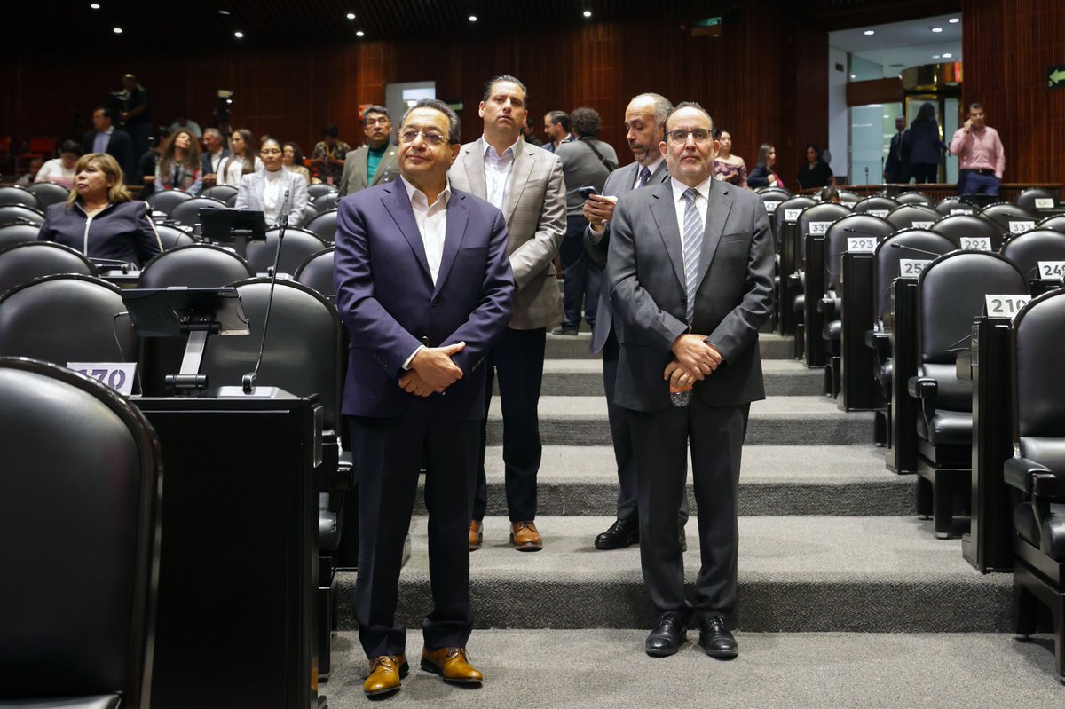MiguelSalimGto's tweet photo. Los @diputadospan trabajando durante la Sesión Ordinaria de @Mx_Diputados, donde se debaten ideas, se toman decisiones y se construyen las leyes que marcan el rumbo del país.

Desde aquí seguimos legislando para que la voz del #Distrito11Federal y de #Guanajuato esté presente en cada discusión que define el futuro de México.