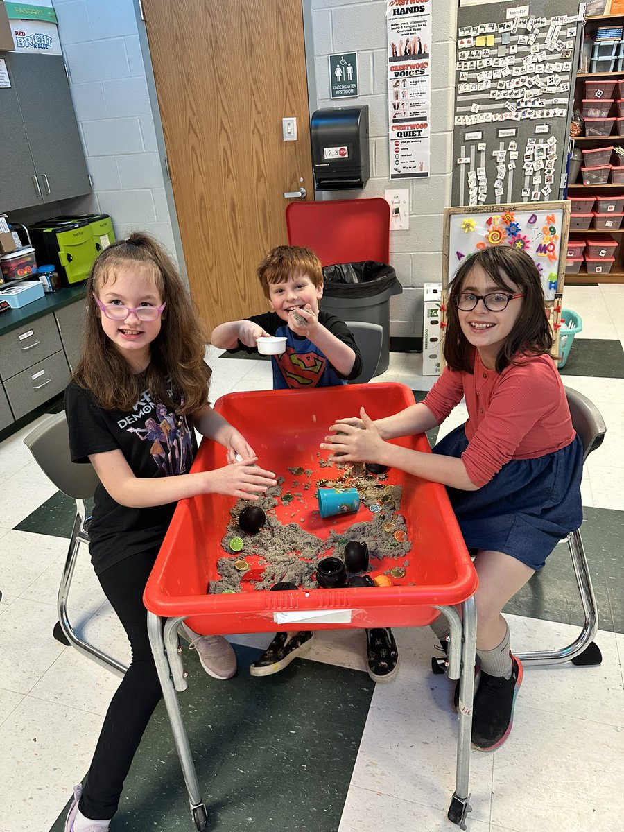 New friend = so much fun! Evie and Arianna are already besties according to them 🥰