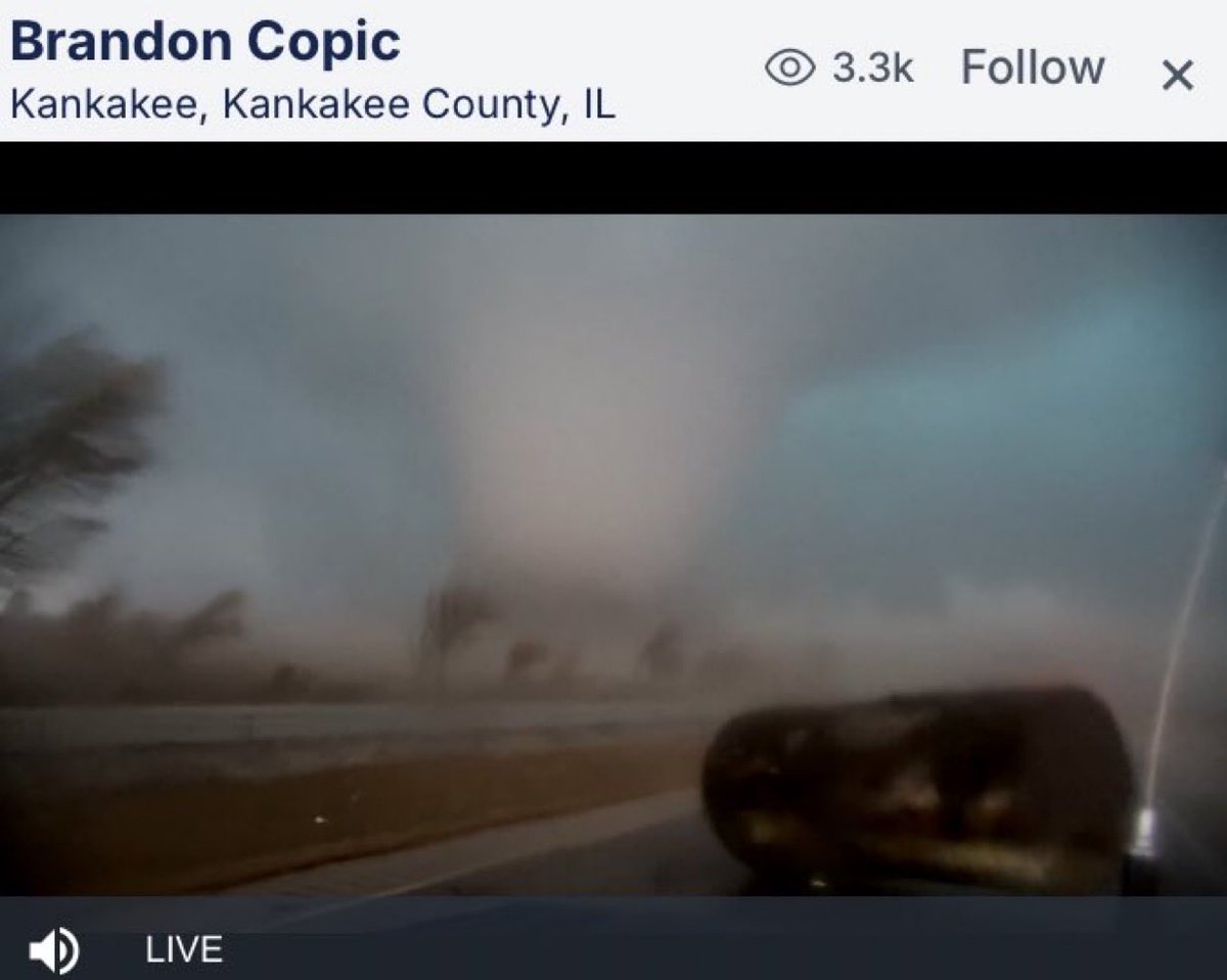 theglobal4u's tweet image. ⚡️Photo of the tornado on the ground near Kankakee, Illinois,