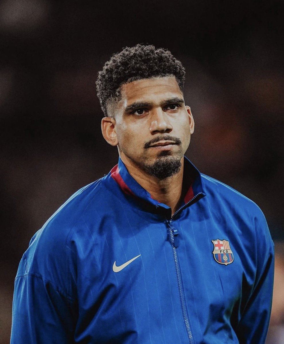 NewFut_23's tweet photo. Partido lamentable de Araujo contra el Newcastle que confirma que no puede seguir siendo jugador del FC Barcelona si de verdad quieren competir al máximo nivel

Sale muy señalado en el gol del conjunto inglés que entra por la banda derecha mientras él estaba en el centro del área https://t.co/rDf6jShCAh