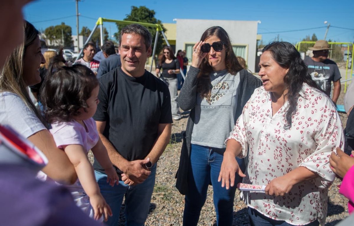 luquejuanpablo's tweet photo. Hoy acompañé a productores de nuestra ciudad en la inauguración de la sala de extracción de miel en Km. 17, impulsada por Comodoro Conocimiento.

Hace años, desde nuestra gestión en la intendencia empezamos a trabajar junto a ellos para abrir caminos de diversificación productiva en nuestra región, donde se creía que solo salía petróleo. 

Lo que empezó como una apuesta hoy es una realidad: producción local de todo tipo que crece, genera trabajo y alimenta a muchas familias de Comodoro.