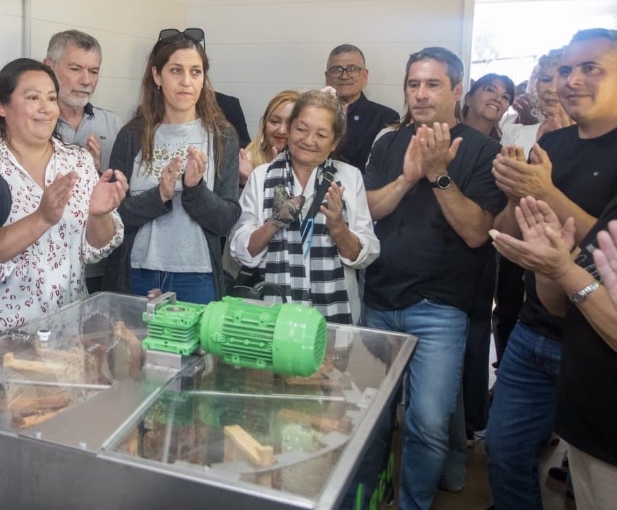 luquejuanpablo's tweet photo. Hoy acompañé a productores de nuestra ciudad en la inauguración de la sala de extracción de miel en Km. 17, impulsada por Comodoro Conocimiento.

Hace años, desde nuestra gestión en la intendencia empezamos a trabajar junto a ellos para abrir caminos de diversificación productiva en nuestra región, donde se creía que solo salía petróleo. 

Lo que empezó como una apuesta hoy es una realidad: producción local de todo tipo que crece, genera trabajo y alimenta a muchas familias de Comodoro.