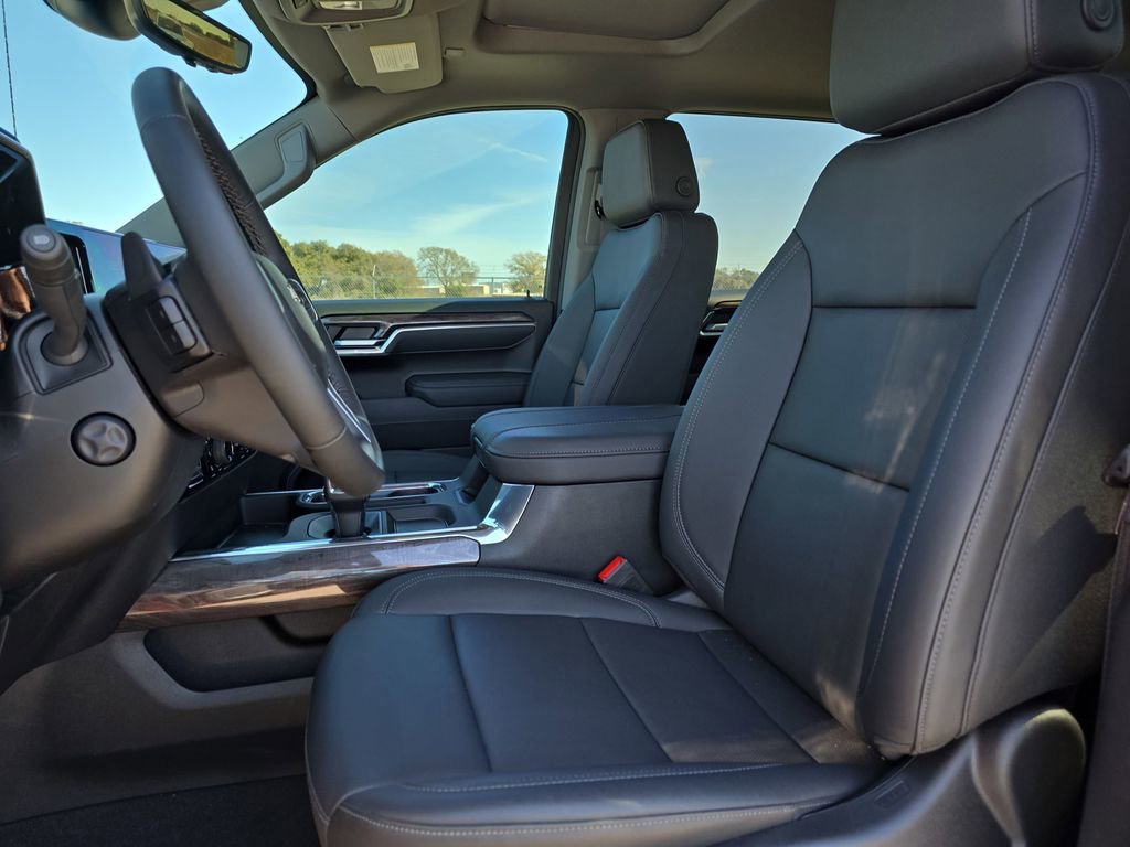 CavenderCBG's tweet photo. The Chevrolet Silverado 1500 brings bold styling, rugged performance, and everyday practicality together. It’s the kind of truck that works hard, looks great, and adapts to whatever you throw at it. Let us help find your Silverado 1500: https://t.co/AisG6eYHyM https://t.co/mFdbwZfF10