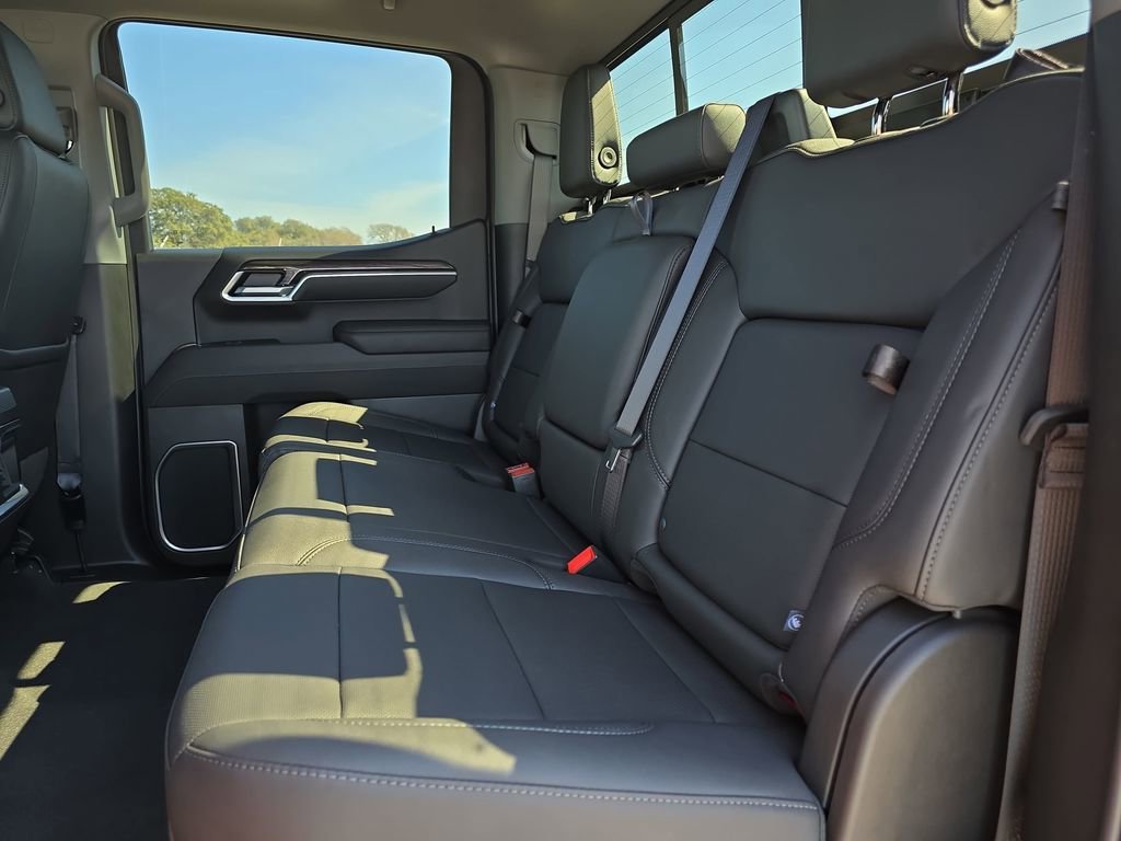 CavenderCBG's tweet photo. The Chevrolet Silverado 1500 brings bold styling, rugged performance, and everyday practicality together. It’s the kind of truck that works hard, looks great, and adapts to whatever you throw at it. Let us help find your Silverado 1500: https://t.co/AisG6eYHyM https://t.co/mFdbwZfF10