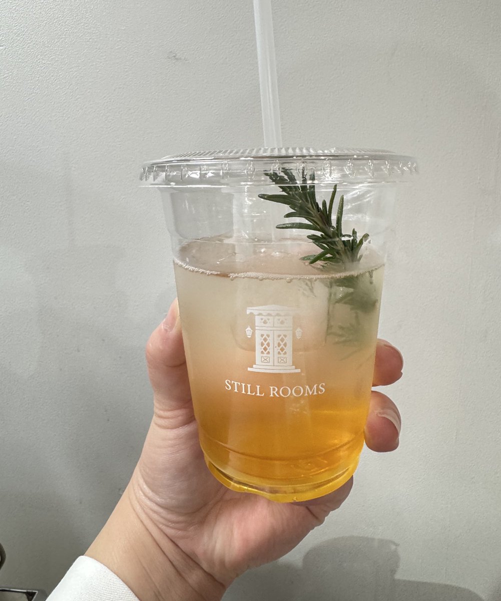 aristocrats_tea's tweet photo. still rooms(スティルルームス)さん🌱
エルダーフラワーソーダ🌼🥤
いつもながら美味しすぎるッ
紅茶のスペシャリスト軍団がお送りする自然の恵みを感じられるハーブコーディアルや紅茶のドリンク、メニュー多くて3/13までに全部飲めるかな……
カップかわいいなー🩷😍 https://t.co/R76wEDqIE7