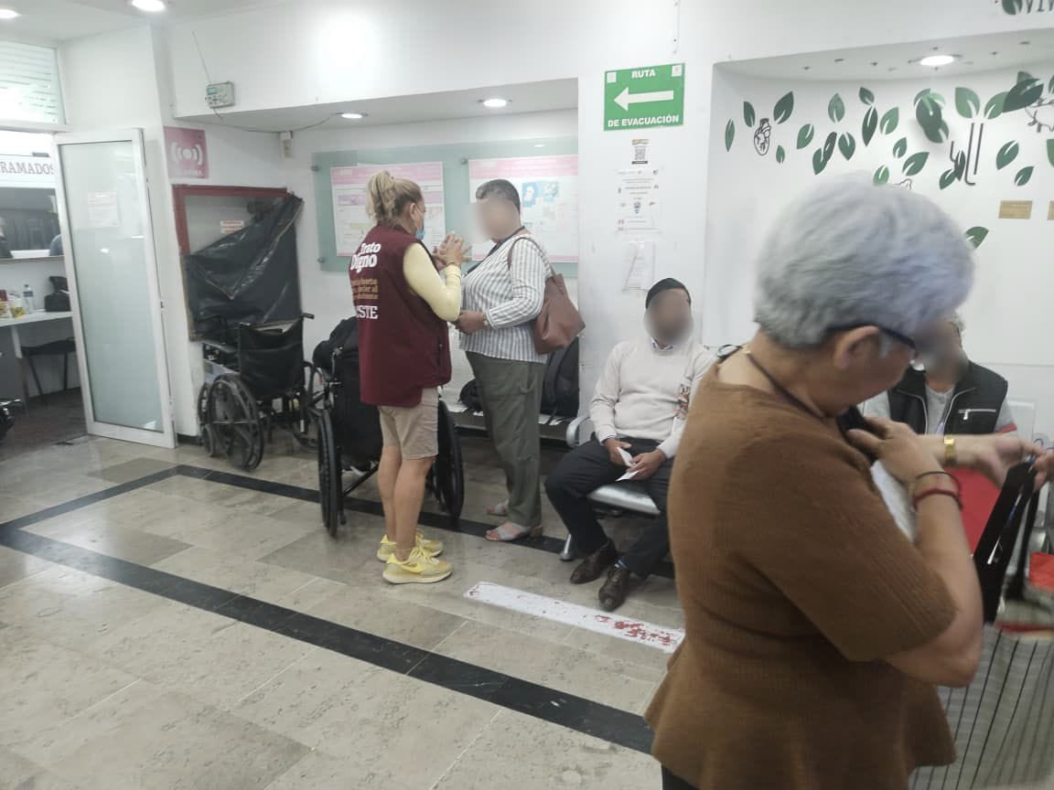 MorenoMarioB's tweet photo. Frente a las noticias falsas y la desinformación de quienes buscan desesperadamente atacar a este gobierno con falsedades: ¡Hechos y resultados en el territorio! 👊🇲🇽

Siguiendo las instrucciones de @martibatres , y coordinados por nuestro Director de Oficinas de Representación, @RockAvilaISSSTE, el equipo de Trato Digno estuvimos presentes en el Hospital Darío Fernández. A pesar de una falla de luz externa, el servicio está plenamente garantizado. 🏥✨

Cientos de trabajadores unimos nuestro esfuerzo y corazón para atender a la derechohabiencia sin interrupciones. No se dejen engañar por medios que faltan a la verdad; aquí hay un compromiso inquebrantable con el pueblo y una atención digna y resolutiva que no se detiene.