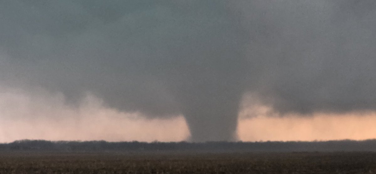 iluminnatii's tweet image. 🇺🇸🌪️🚨 | Un tornado fue visto en tierra cerca de Kankakee, Illinois, mientras potentes tormentas azotan la zona.

Videos muestran un gran embudo al sur de la ciudad y ya hay reportes iniciales de daños. Autoridades mantienen alertas activas y piden a residentes buscar refugio