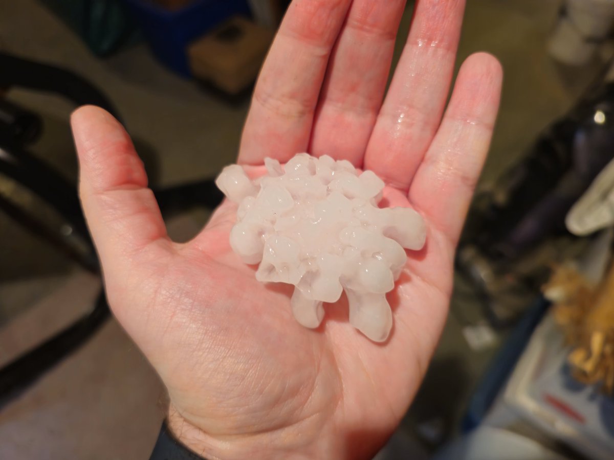 kcjc94's tweet photo. @NWSKansasCity 3in Hail, 1mi E Weatherby Lake https://t.co/7mNS5orQn9