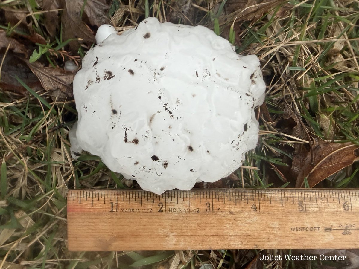 JolietWeather's tweet image. Extremely large 4” hail in Irwin and south Kankakee around 6:20pm. #ilwx @NWSChicago