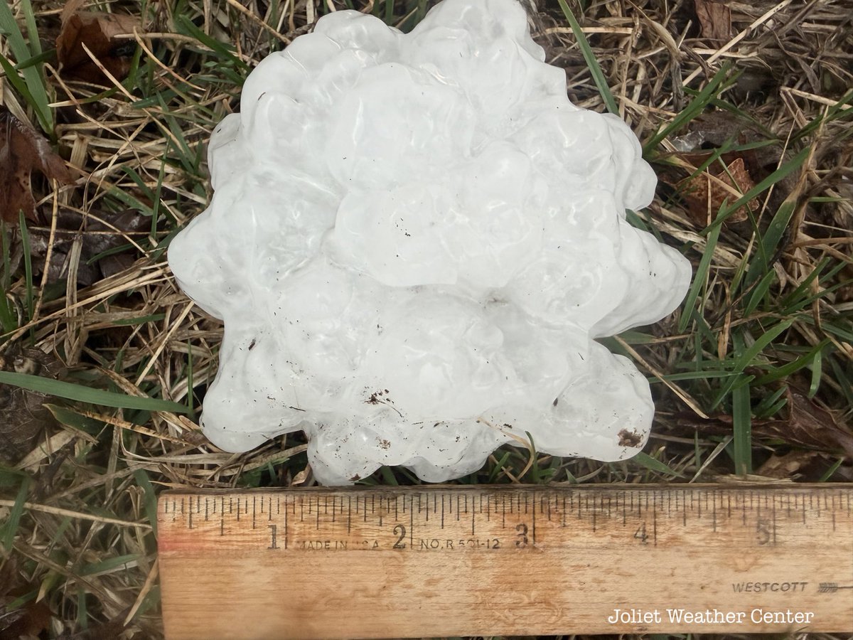 JolietWeather's tweet image. Extremely large 4” hail in Irwin and south Kankakee around 6:20pm. #ilwx @NWSChicago