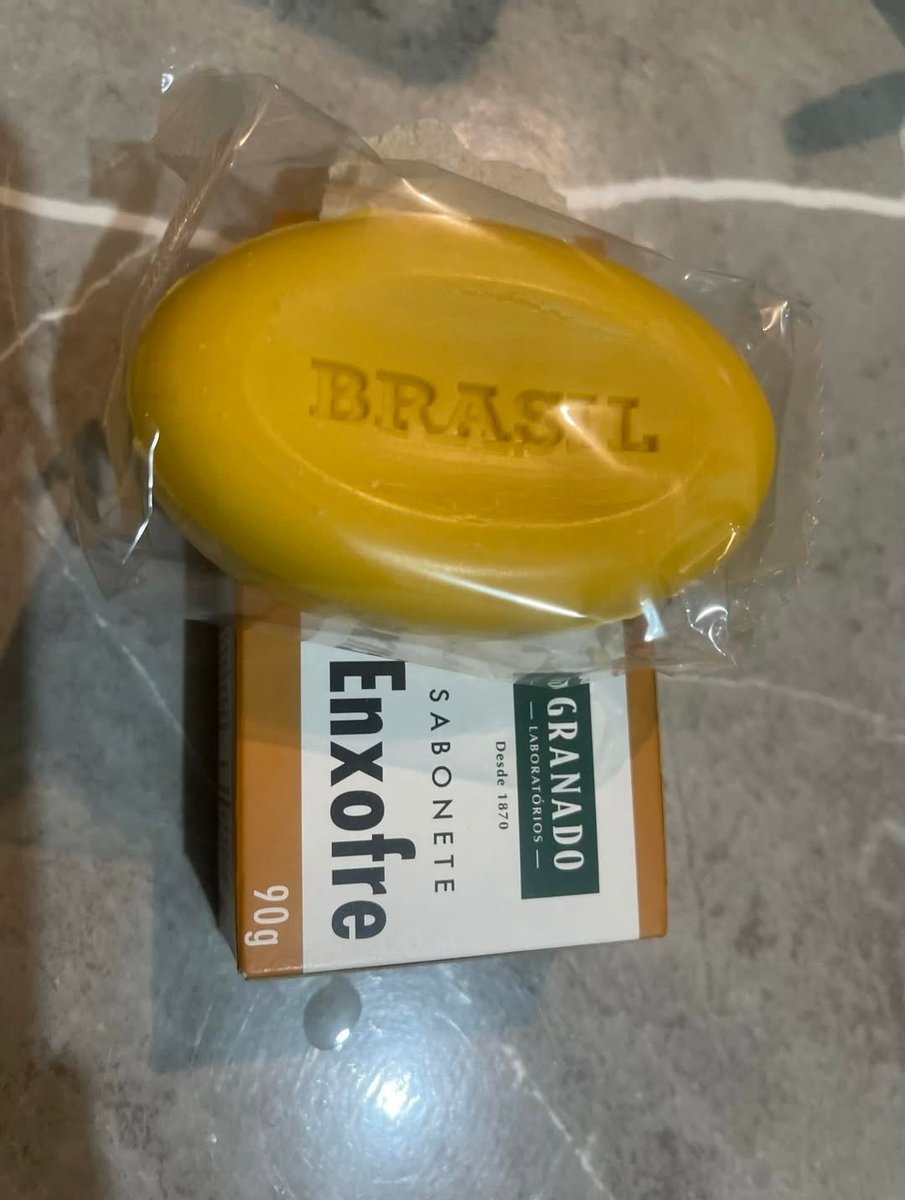 kafklore's tweet photo. e eu que comecei a usar o sabão de enxofre da granado pra limpar a pele, agora tô limpando até as energias negativas.

o cheiro é um mix de vulcão com exorcismo, mas a pele tá de milionária kkkkkkk https://t.co/N03tp5eDrx