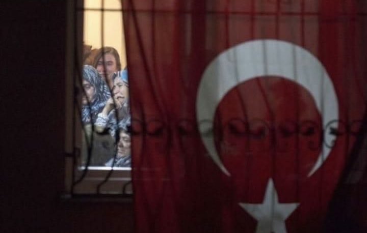 50.000 canımızın katiline övgüler dizenlerin etrafında kenetlenenler, bugün durmuş bizlere beddua ediyor... Şehitlerimize 'kelle', kahraman askerimize 'üç beş Mehmetçik' diyenlere omuz verenler; vatanın ve şehidin hakkını savunan öz kardeşlerine ne yazık ki sırt çeviriyor.

Sahi,