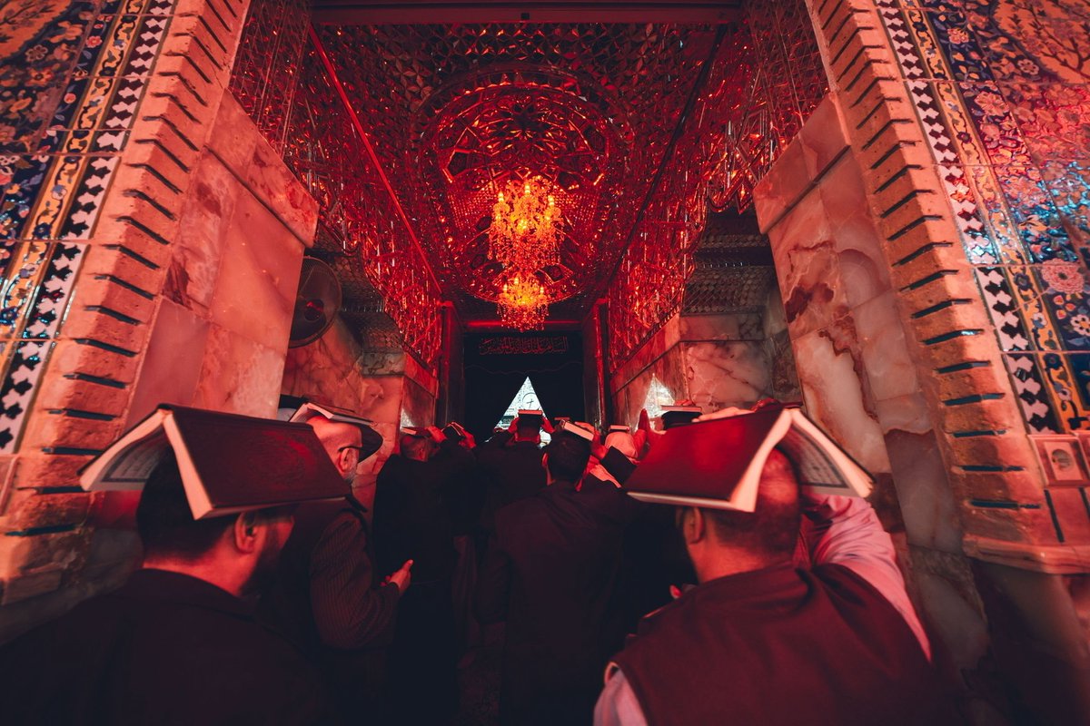 karbala_tv's tweet photo. على رؤوسهم كتابٌ أُنزل في خير ليلة، وأفضل ليلة، وأعظم ليلة.. إنها ليلة تتقلب فيها الأقدار.. 
فسألوا الله أن يبثت قلوبهم على نهج كتابه ويغير أحوالهم بما يرضيه.. https://t.co/4QlwaIg2TH