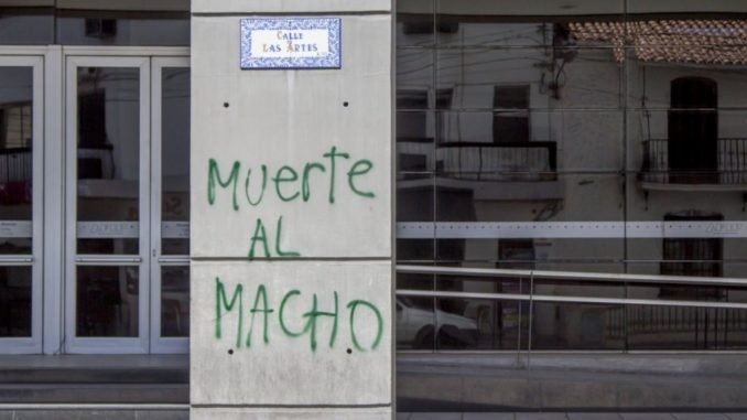 psbhf's tweet photo. Hoy escuché sobre un tipo que pidió una solicitud al juez para disminuir sus horas de visita a sus hijas. 
O SEA PIDIÓ A UN JUEZ TENER QUE VERLAS MENOS. Estoy así. https://t.co/JleHlv23vE