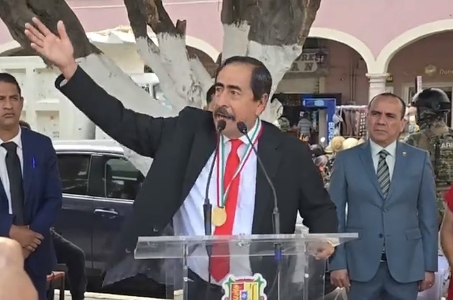 chavitta21's tweet photo. IXTLÁN DEL RÍO ENTREGA MEDELLA DE HONOR A UN PRESUNTO DELINCUENTE

El gobierno de Ixtlán del Río presidido por Guillermo Ramírez, entregaron la medalla al “Mérito Ciudadano General Eulogio Parra 2026” a José Luis Sánchez González, diputado federal del #PT por Jalisco. https://t.co/hJtZIEVS8M