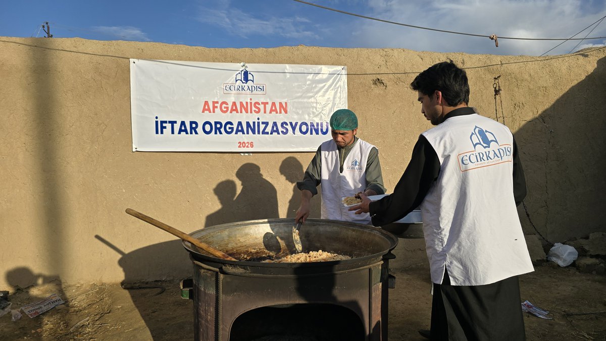 Ecir Kapısı Derneği olarak, Ramazan ayının bereketini Afganistan İslam Emirliği’nde ihtiyaç sahipleriyle buluşturmaya devam ediyoruz.

Bağışçılarımızın emanetleriyle kurulan iftar sofraları, Ramazan’ın rahmetini ve paylaşmanın bereketini uzak diyarlara taşıyor.

Rabbimiz yapılan
