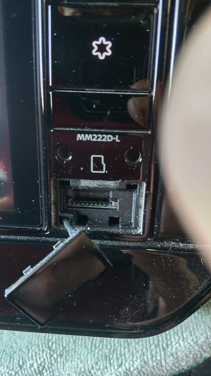 LV3750958069's tweet photo. 最近お騒がせしている
【MM222-L】ナビゲーション
ブラックアウト 音は出るが操作できない

処置としてはナビ裏のコネクターを外して1分ほど放置で復旧します

復旧したら2025年バージョンに更新すると対策プログラムが入っているのでブラックアウトしなくなります https://t.co/kXSe8tWOcs