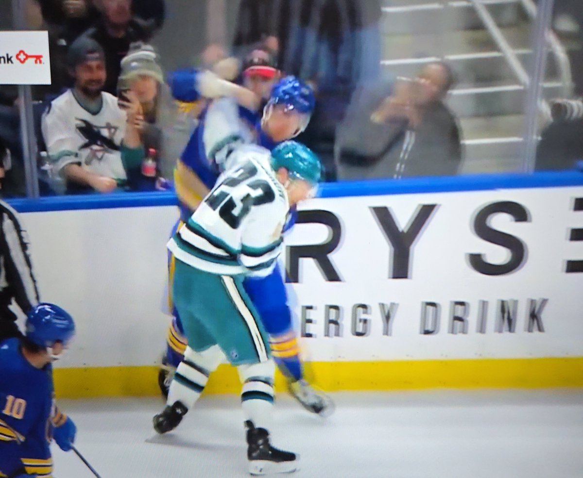 Lily 💜 tweet media