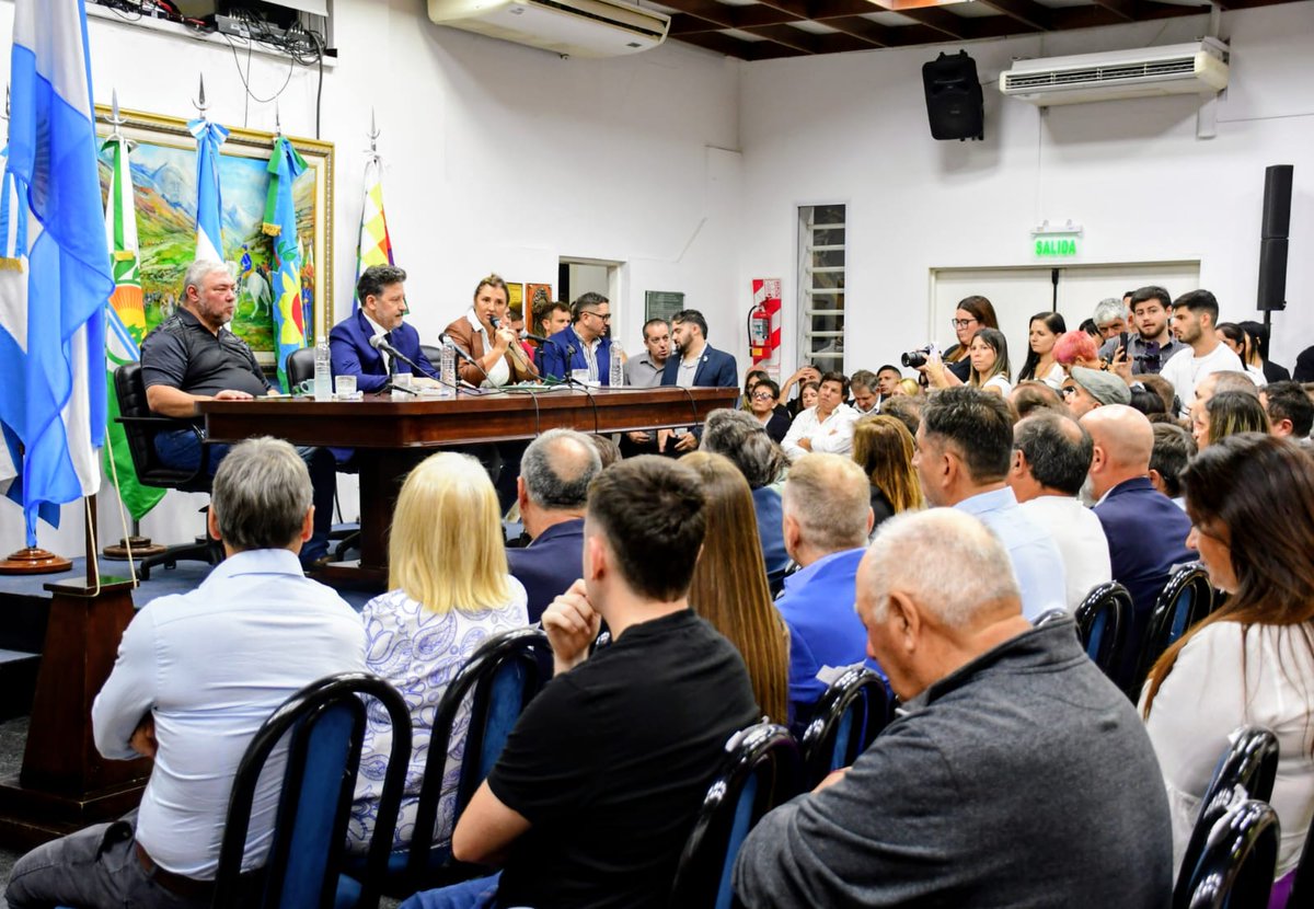 PabloRendich's tweet photo. "Karina Menéndez" Flamante presidenta del Concejo Deliberante de Merlo https://t.co/dz9qjLKcFs