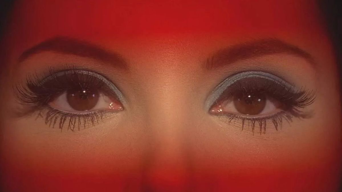 retrocvnty's tweet photo. The Love Witch is proof that it’s possible to make movies look like they’re made in a different decade, it came out in 2016 but looks like it’s from the 60/70s we definitely need more movies that look older https://t.co/3MQwQXTCGg