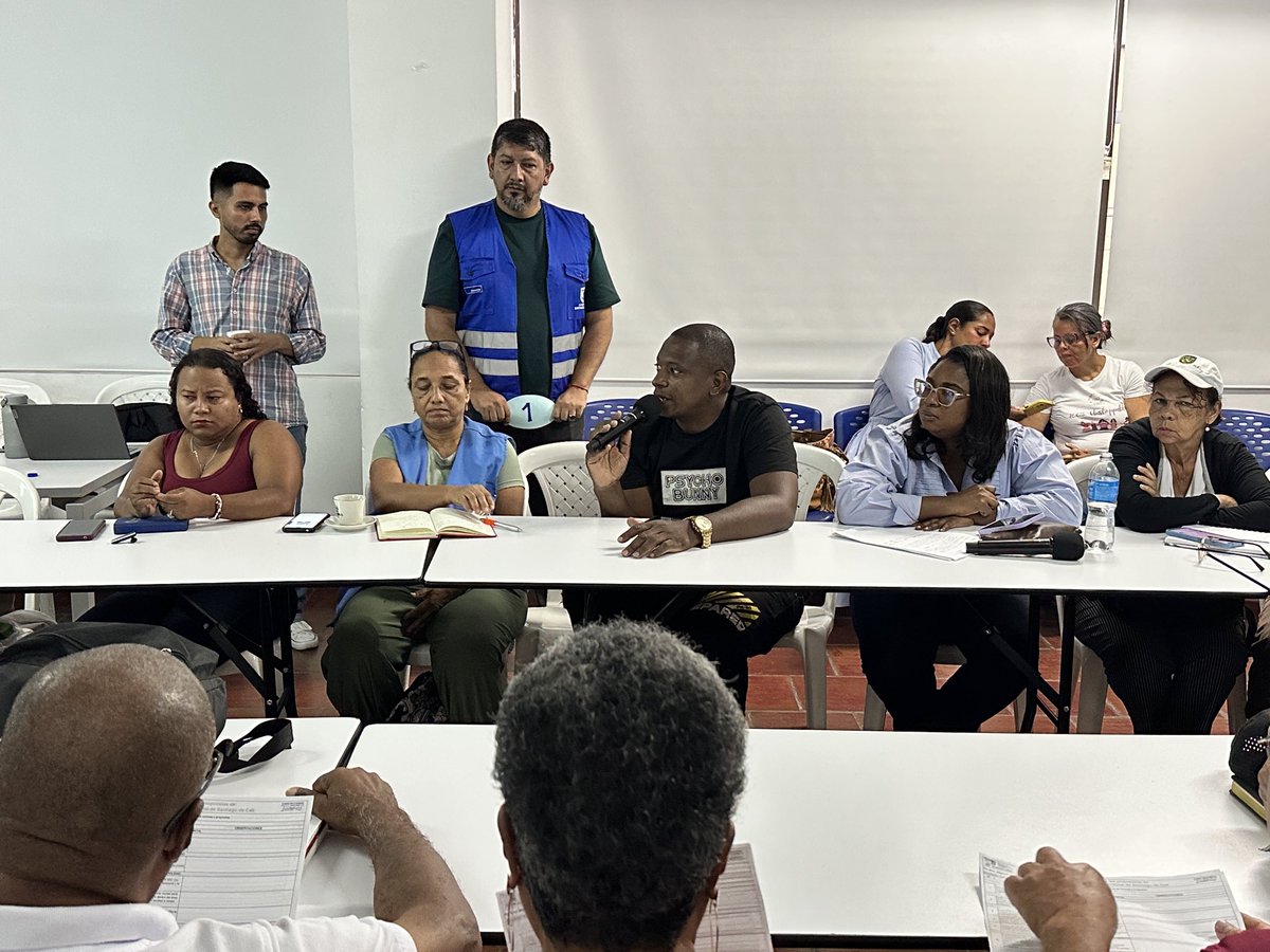 DAPDCali's tweet photo. Continuamos con la participación ciudadana en la revisión y ajuste del #POTCali. En la Comuna 14 realizamos un taller de #FormulaciónParticipativa. Seguimos escuchando a la gente. Recibimos observaciones a las propuestas preliminares de normas, programas y proyectos. #RAPOTCali https://t.co/RKDhKxnLvk