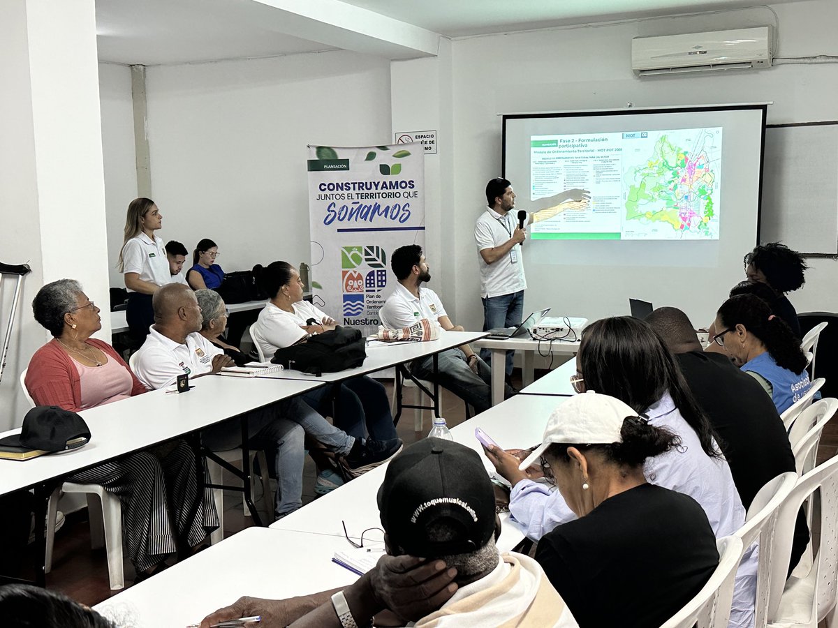 DAPDCali's tweet photo. Continuamos con la participación ciudadana en la revisión y ajuste del #POTCali. En la Comuna 14 realizamos un taller de #FormulaciónParticipativa. Seguimos escuchando a la gente. Recibimos observaciones a las propuestas preliminares de normas, programas y proyectos. #RAPOTCali https://t.co/RKDhKxnLvk