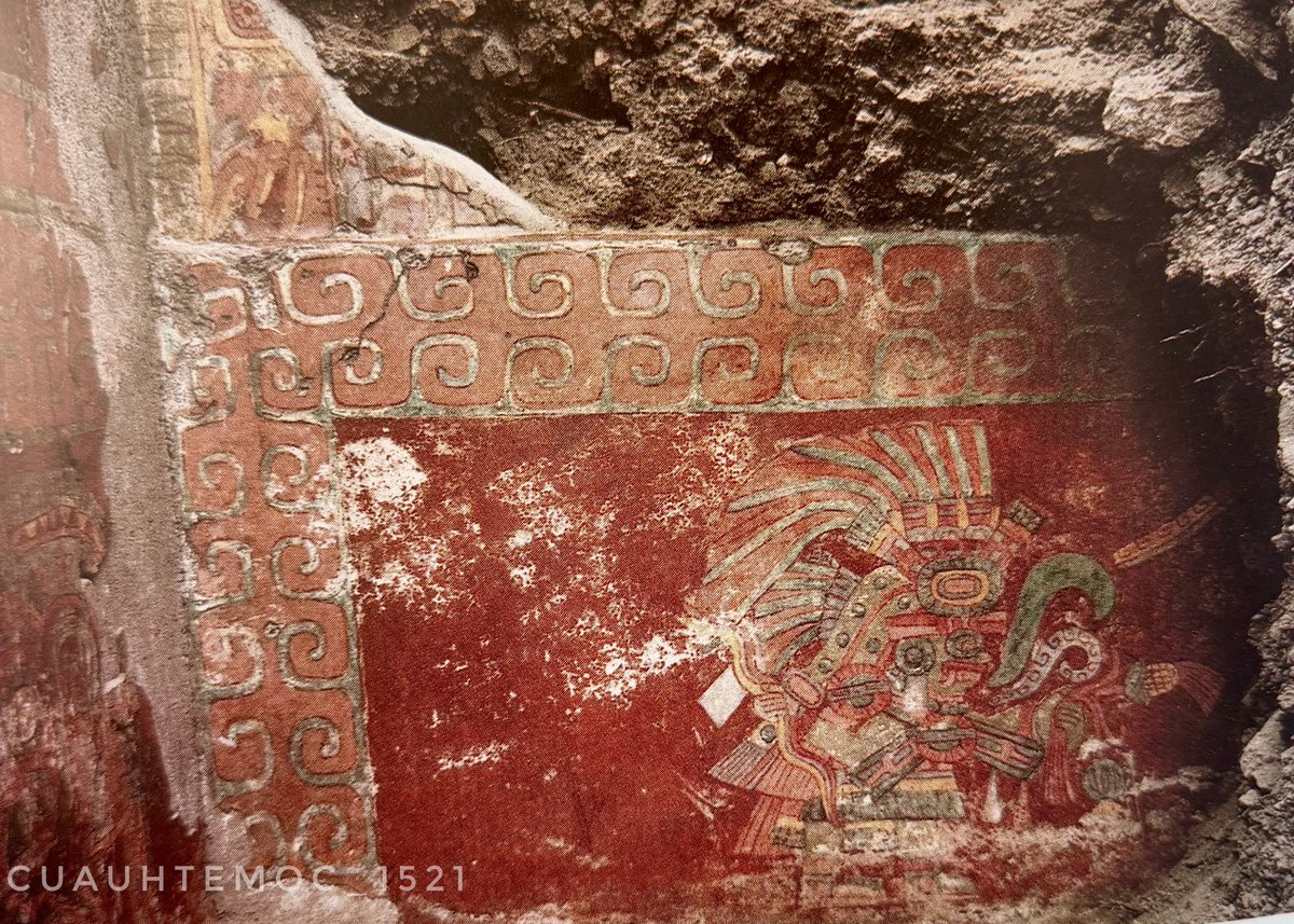 Cuauhtemoc_1521's tweet photo. Hallazgo de un mural teotihuacano de más de 1600 años de antigüedad en el complejo habitacional de Techinantitla.
Se aprecia al Dios de las Tormentas sujetando el rayo y con la izquierda una mazorca de maíz. Está delimitado por un marco con volutas, que representan agua. Noten las vírgulas de la palabra frente a su rostro. Fotografía de el arqueólogo Saburo Sugiyama. #Teotihuacan